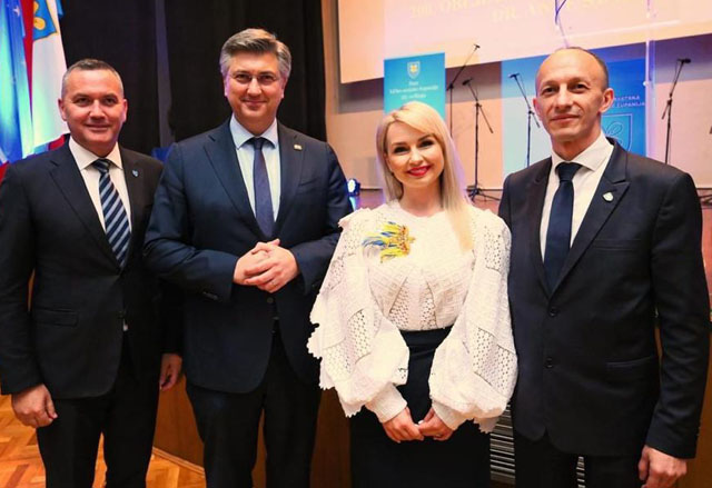 Umjetnica Ilkiv u društvu domaćina u Gospiću 23. svibnja                                                                                                                                                                                                  